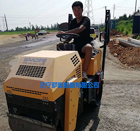 座駕振動(dòng)壓路機(jī)，路面壓